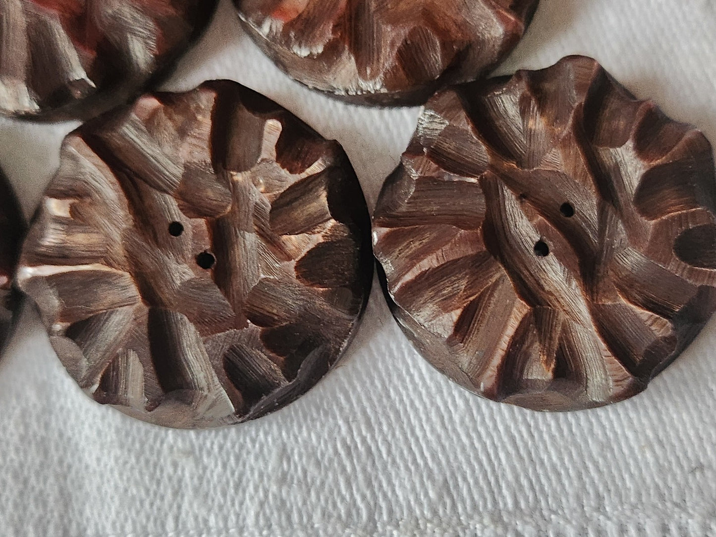 Lot 5 gros boutons anciens en nacre marron sculpté ciselé 2,8 cm ref 1618