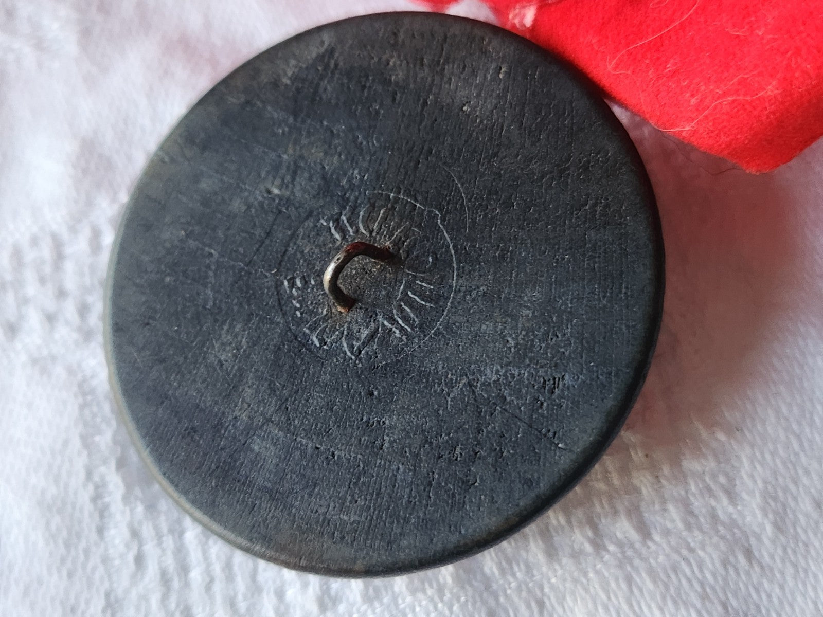 Gros bouton ancien en bois bleu attache agrafe 4 cm ref 3930