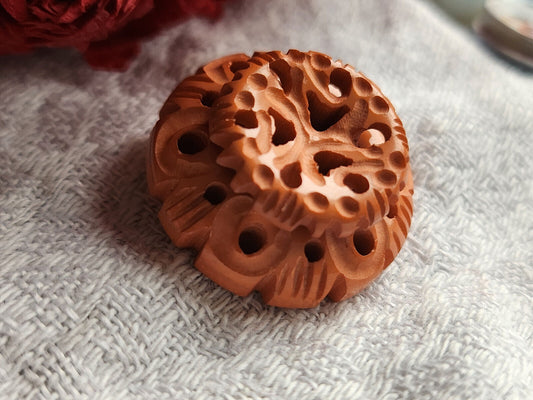 Bouton ancien collection orange rosé sculpté joli ajouré motif 2,6 cm  ref 596