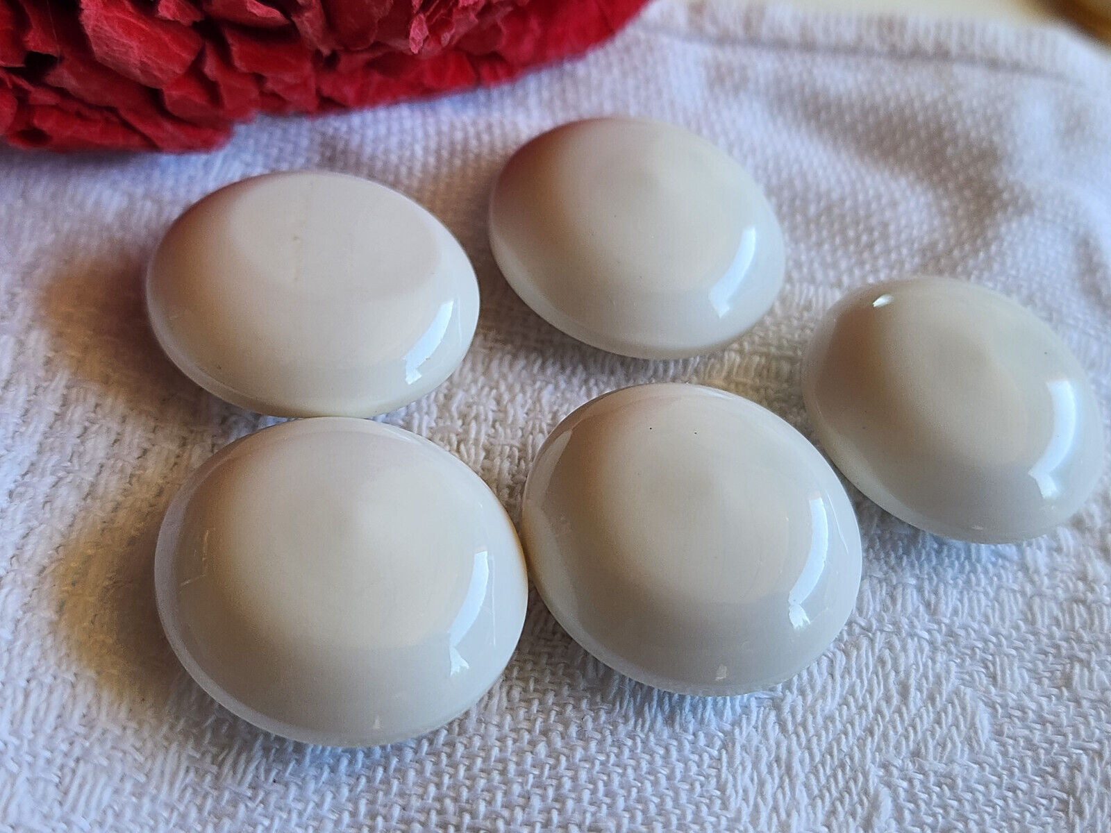 Lot 5 jolis boutons vintage blanc creme bombé à pied 1,9 cm ref 853