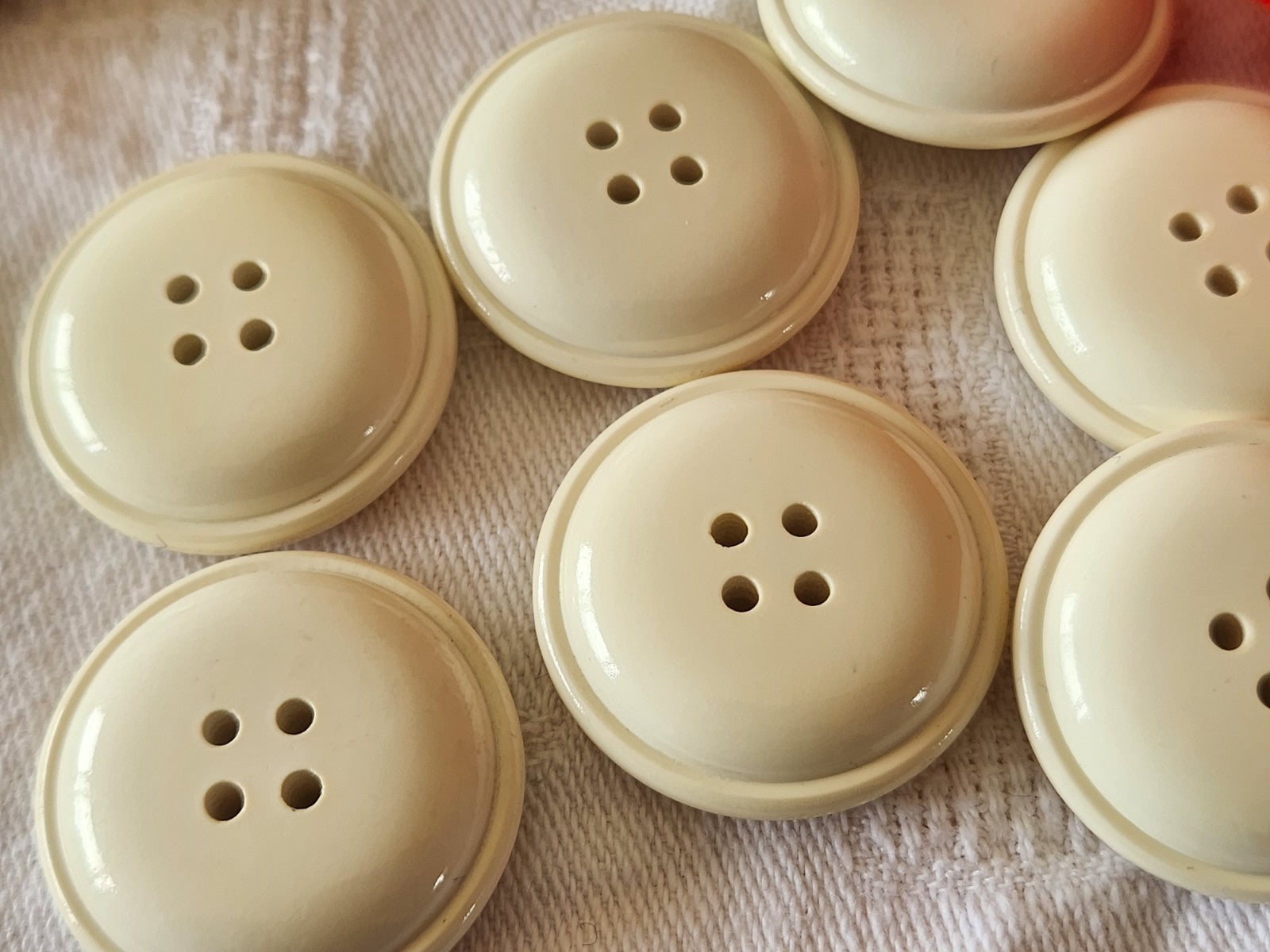 Lot 6 gros boutons vintage créme lumineux trous 2,8 cm ref 3971