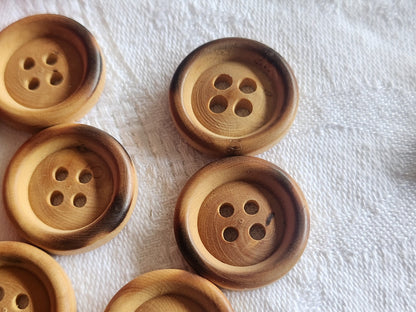 Lot 10 boutons anciens en bois brut 2,1 cm à trous petits  ref 2804