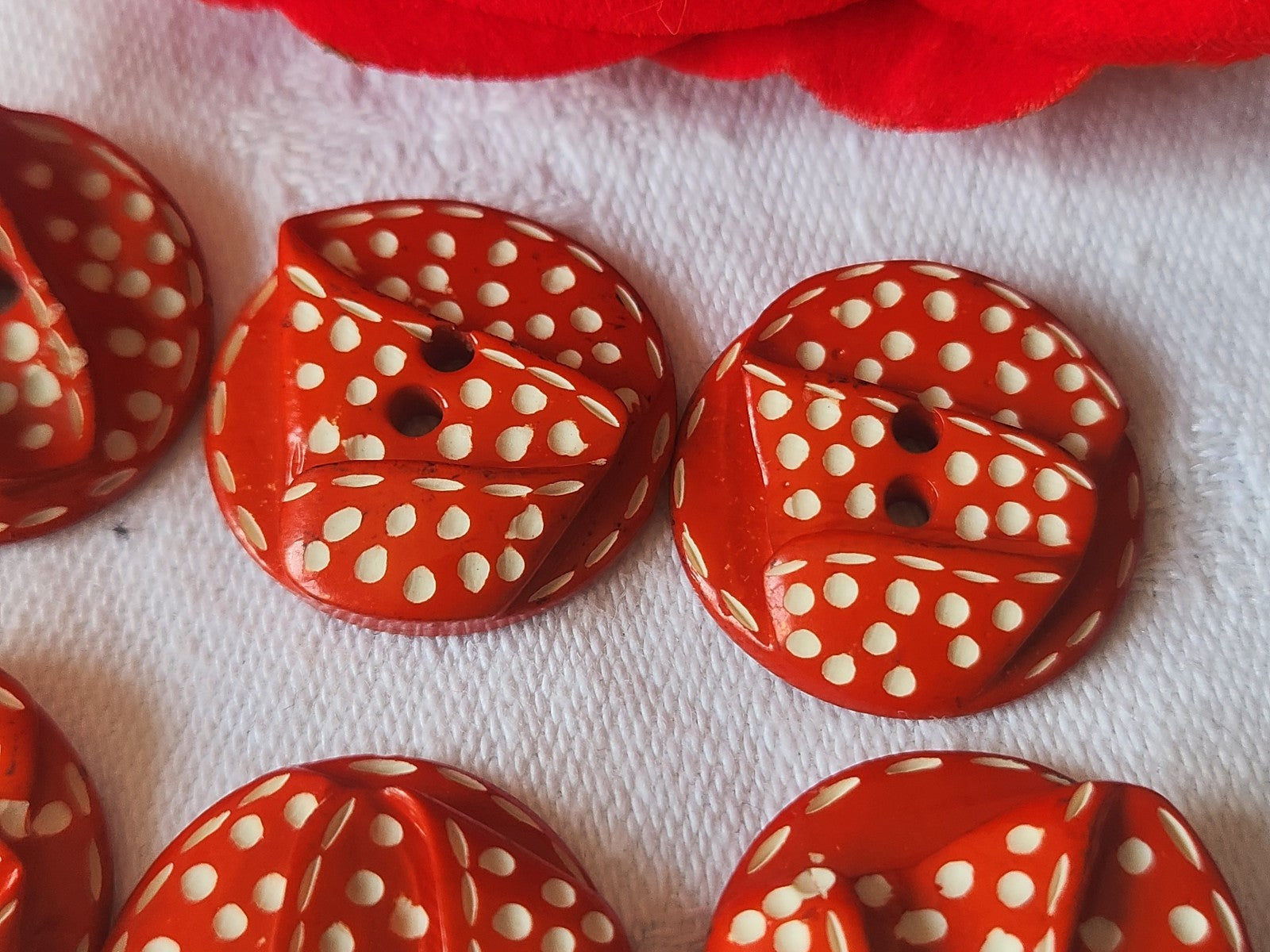 Lot  6 boutons anciens rouge effet plié blanc 2,2 cm ref 1451