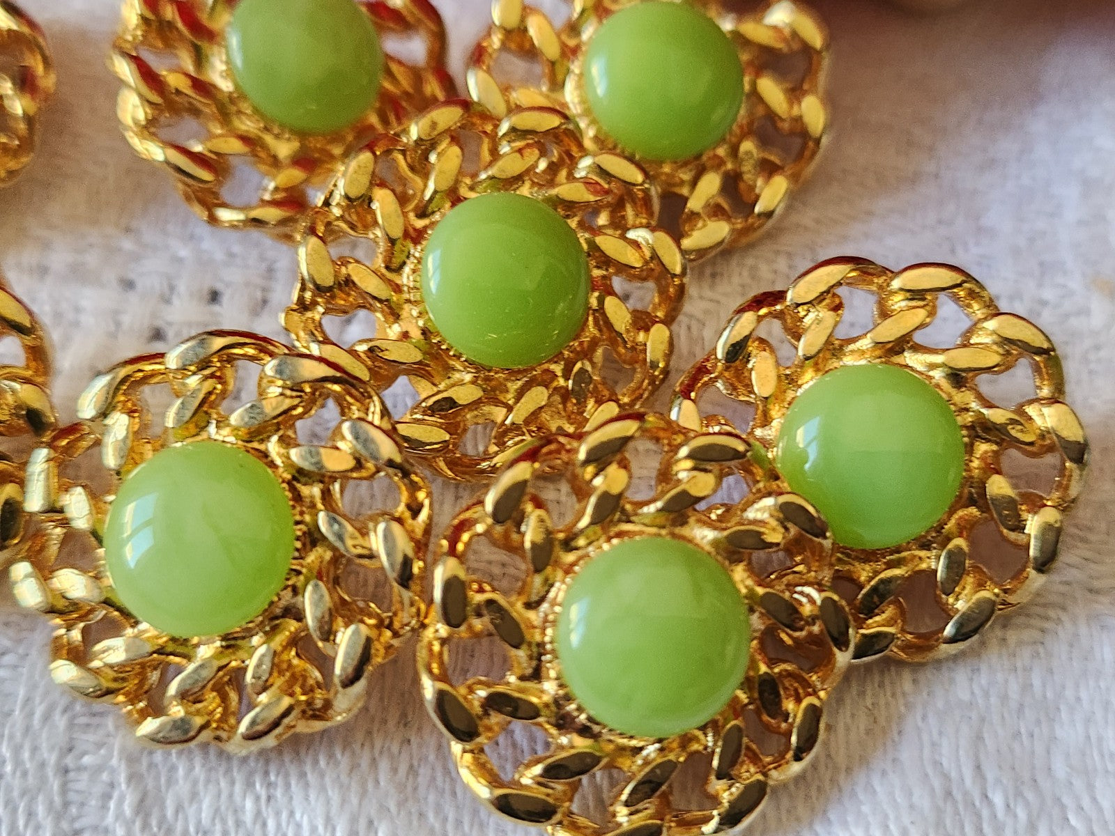 Lot 8 boutons en métal dentelle épais vert deux pied 1,8  cm ref 732