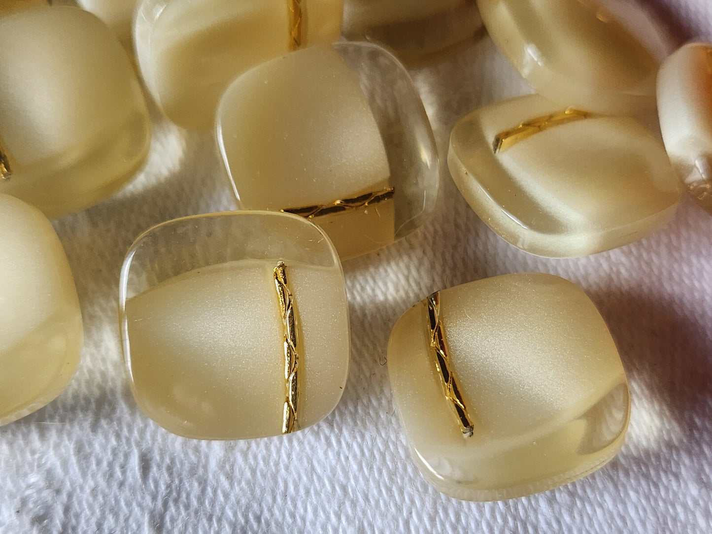Lot 6 gros boutons vintage inclusion beige doré pied 2,4 cm ref 554
