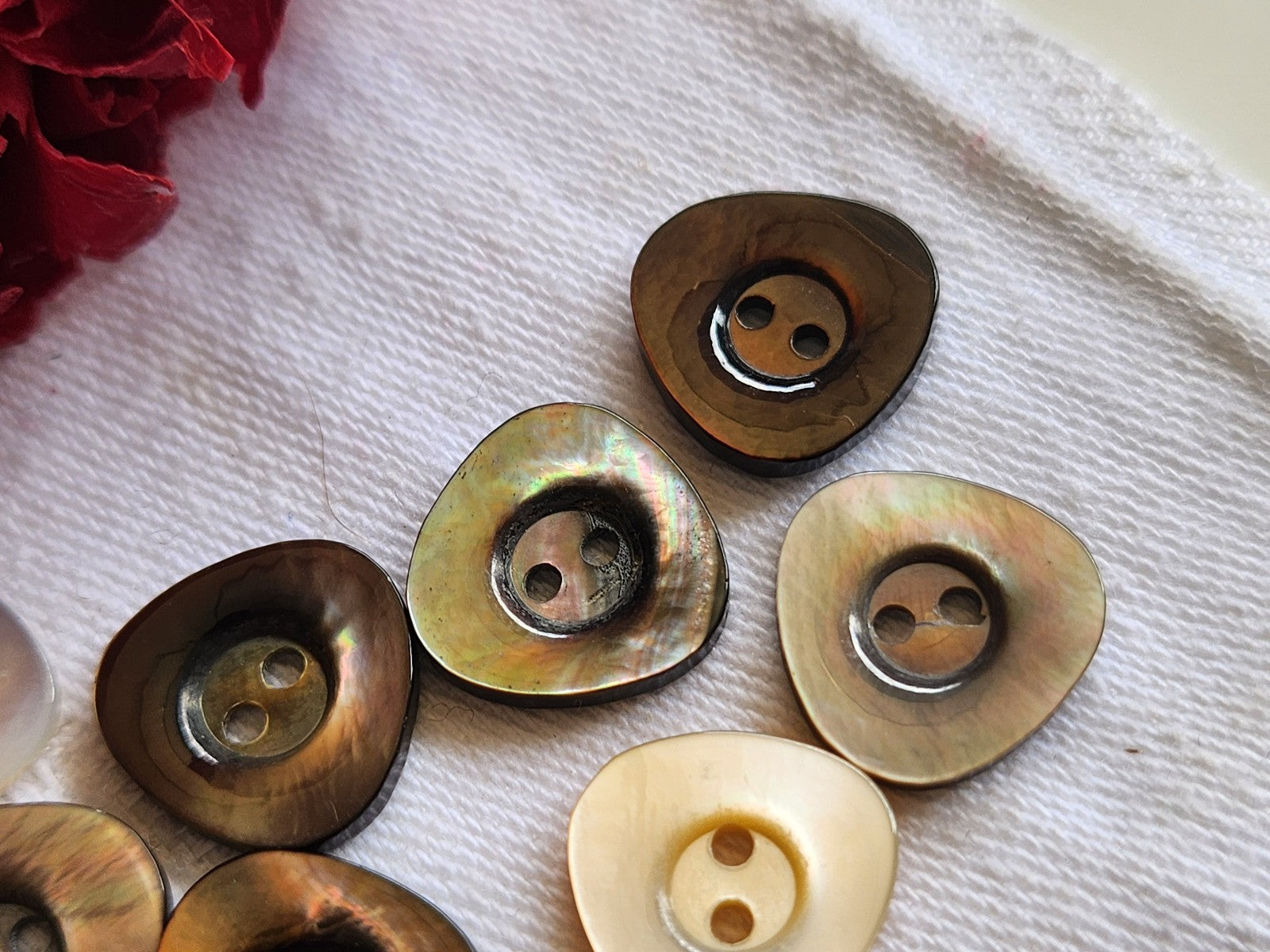 Lot 13 boutons vintage en nacre forme originale panaché 1,5 cm ref 1408
