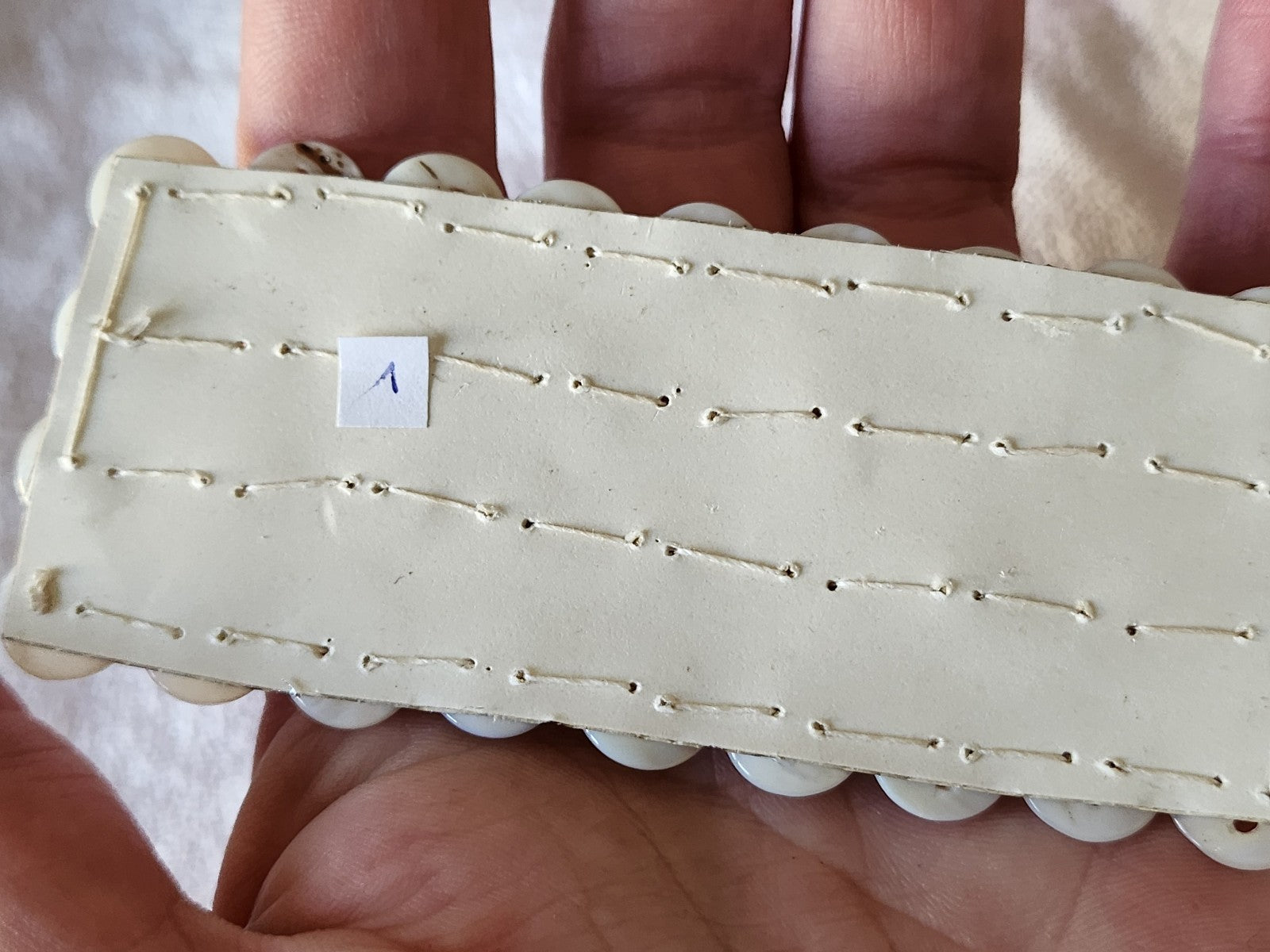 Plaque lot 36 boutons anciens en nacre blanc trous 1 cm corsage mini N°1