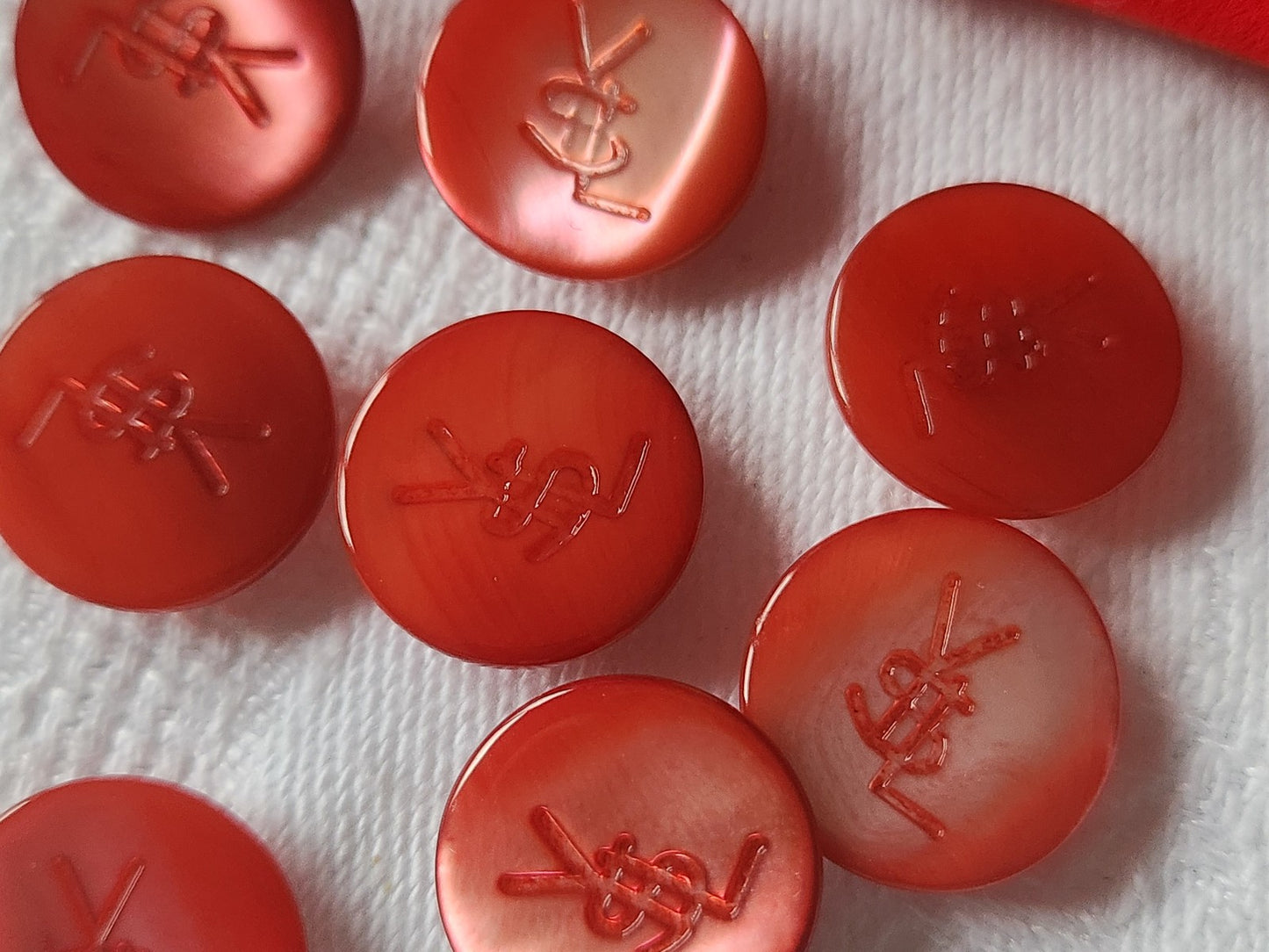 Lot 8 boutons vintage en nacre rose/ rouge YSL 1,4 cm pied panaché  ref 5249