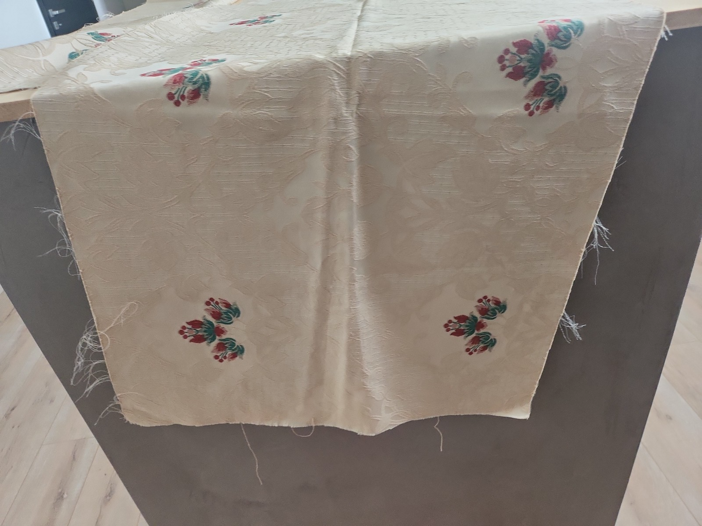 Deux coupons anciens tissu ecru damassé 1 m 90 sur 59 cm et 1  m 25 sur 44cm B4