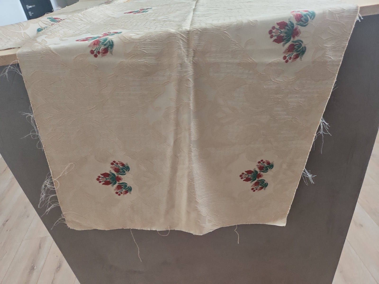 Deux coupons anciens tissu ecru damassé 1 m 90 sur 59 cm et 1  m 25 sur 44cm B4