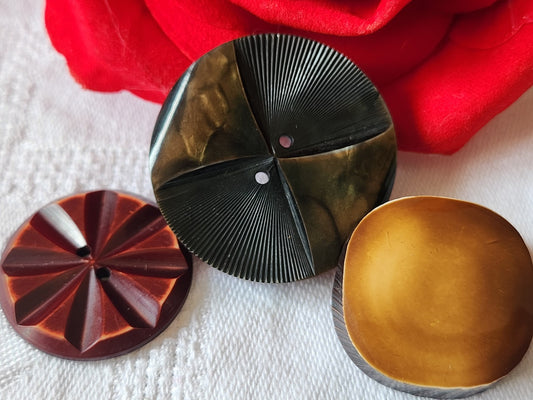 Trio boutons anciens/ vintage teinte estompée 2,5 à 3,4 cm ref 1259