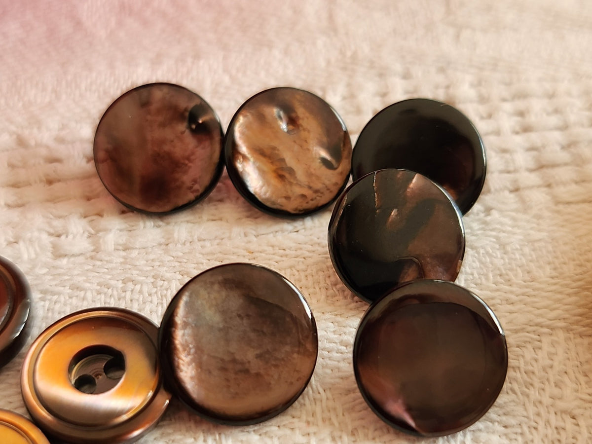 Lot 12 boutons anciens en nacre 2 series marron 1,1 cm 11 mm ref 6581