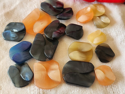 Lot 18 boutons vintage panaché mm modèle 1,4 sur 1 ,7 à  2 sur 2,7 cm  ref 6424