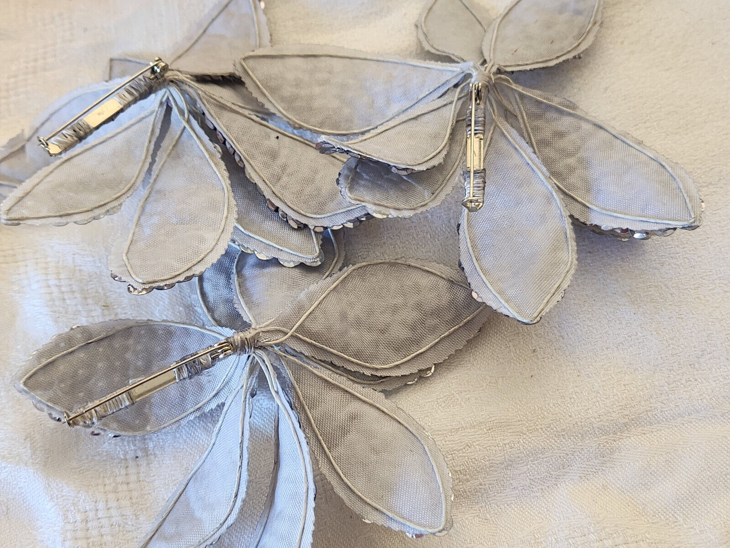 Lot 3 anciens ornement chapeau vintage modiste montée sur broche 12 cm