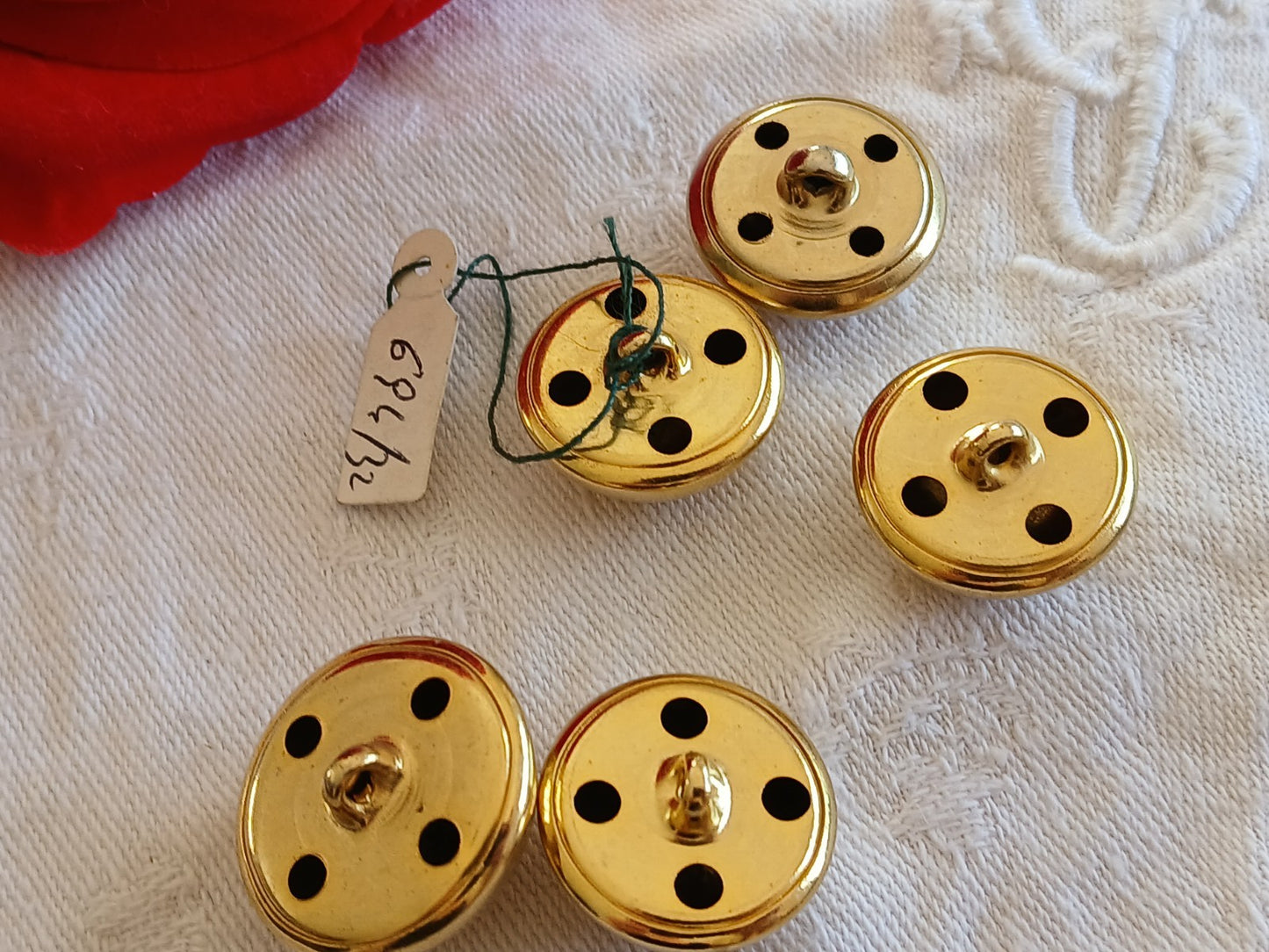 Lot 5 boutons vintage en métal doré bombé pied 2 cm (4) et 2,3 cm (1) ref 6475
