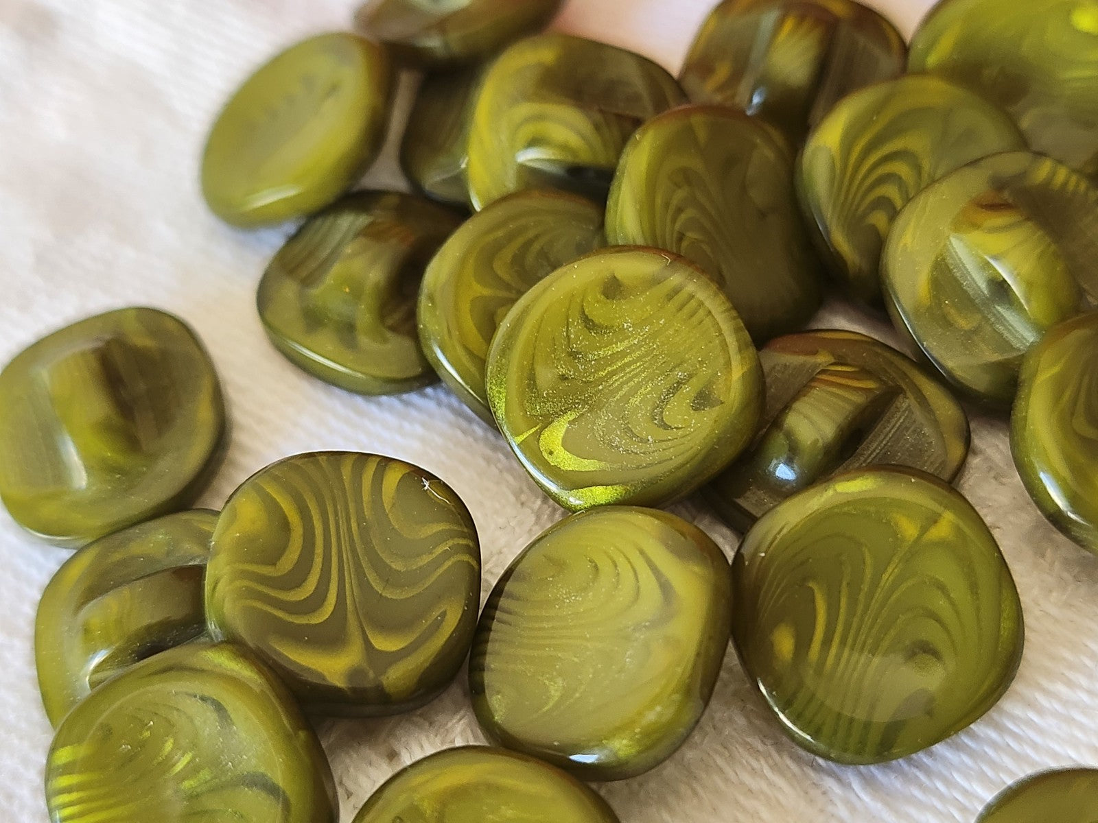 Lot 21 petits  boutons vintage vert lumineux à pied 1,1 cm ref 5226