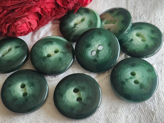 Lot 9  boutons vintage vert camaieu imitation corne  2,2 cm ref 1235