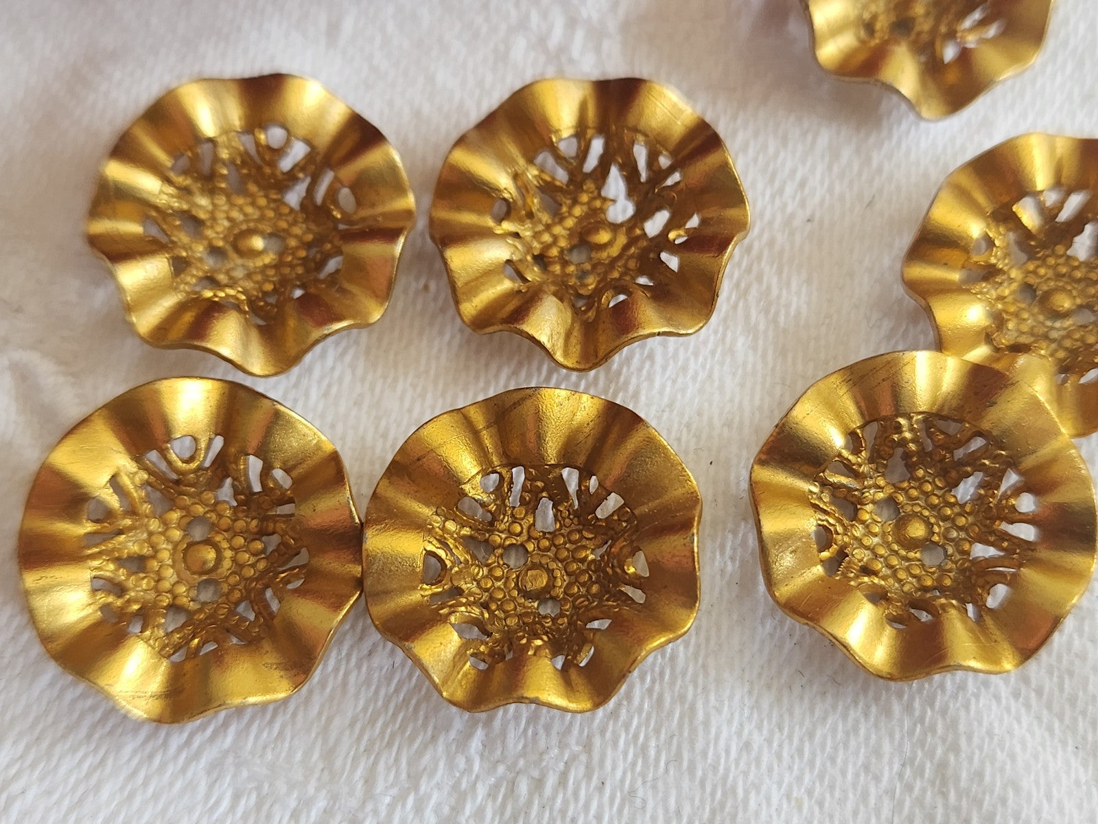 Lot 7 boutons anciens dentelle doré courbé 1,7 cm ref 1718