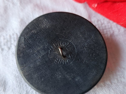Gros bouton ancien en bois bleu attache agrafe 4 cm ref 3930