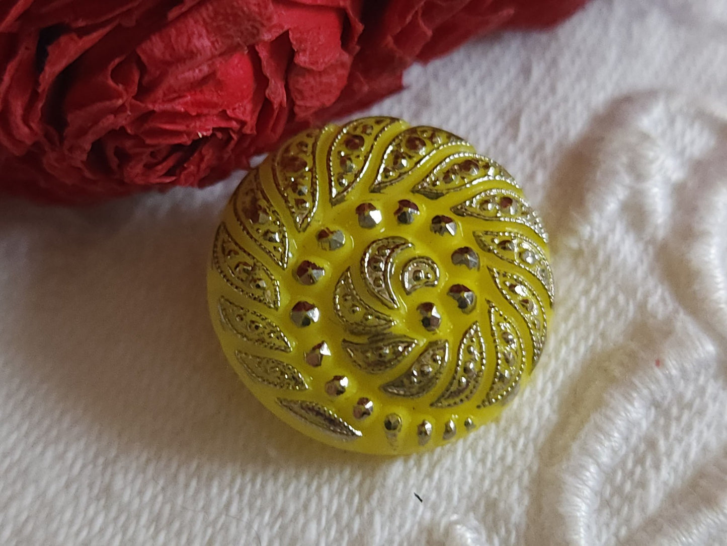 Bouton vintage en verre jaune  travaillé argenté 1,8 cm G7B