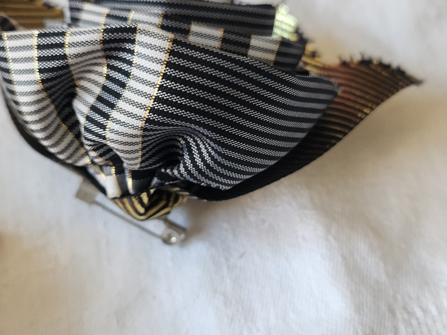 Fleur ancienne tissu quadrille gris doré chapeau sur broche modiste T0-08