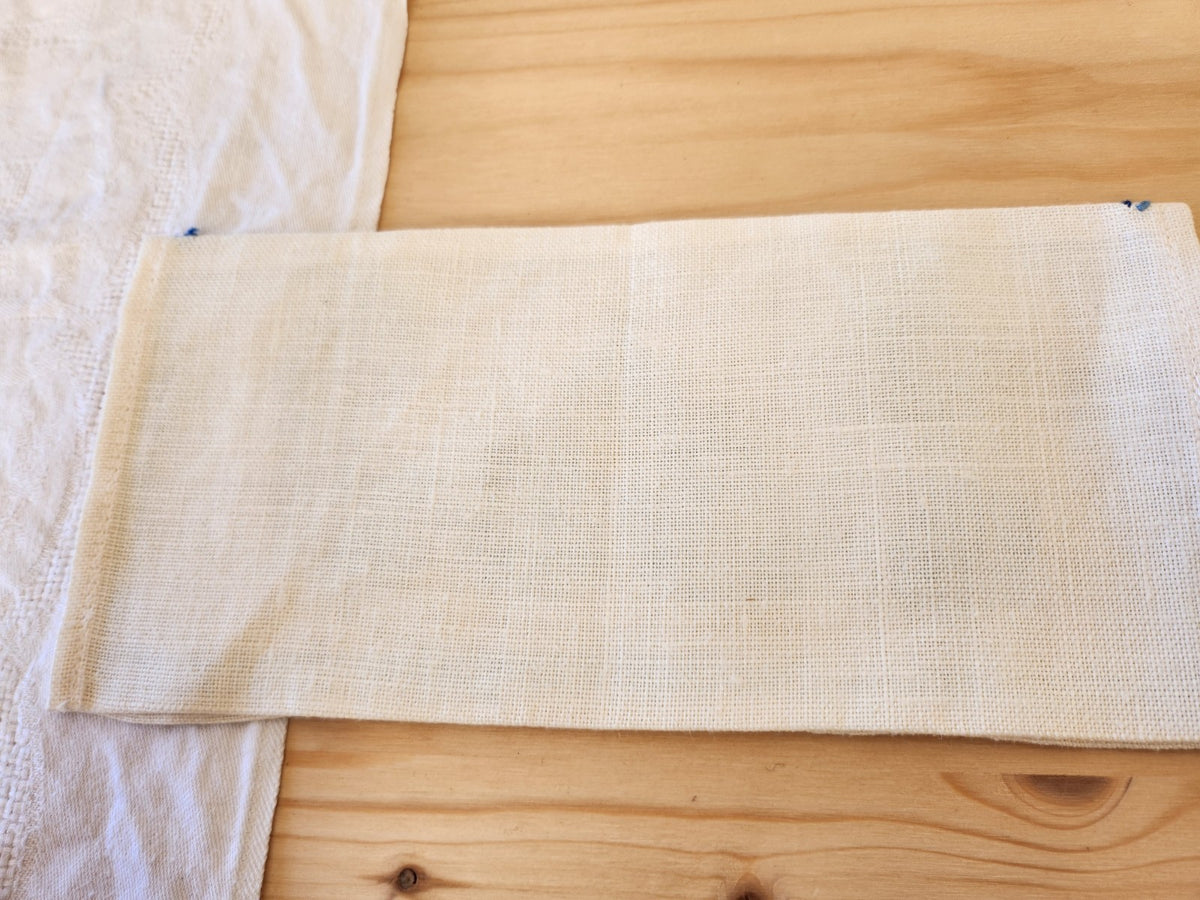 Ancien porte serviette fait main bleu broderie  neuf pochette 12 cm sur 25 cm B8