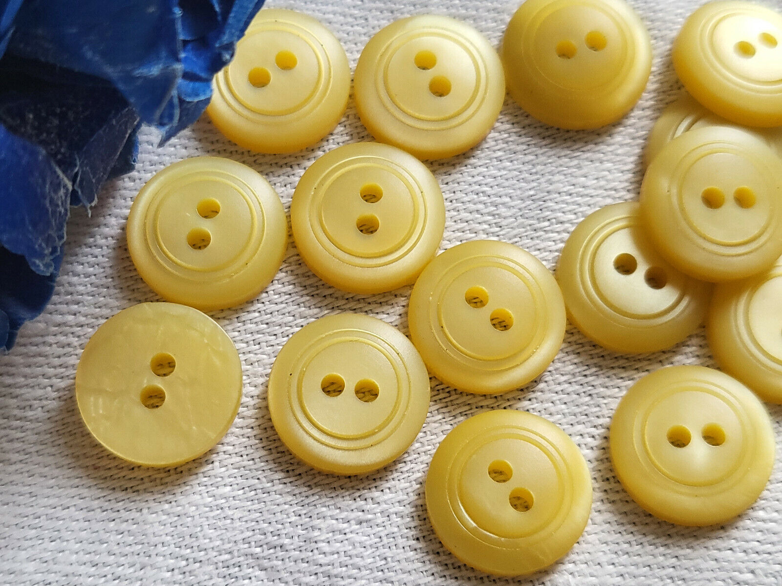 Lot 16 petits boutons vintage jaune  2 trous diamètre: 1,1 cm ref 4995