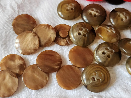 Lot 19 boutons vintage marron 2 series 1,3 et 1,4 cm trous ref 6038