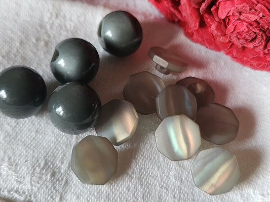 Lot 13 boutons vintage gris 2 series pied  1,2 et 1,3 cm ref 1758