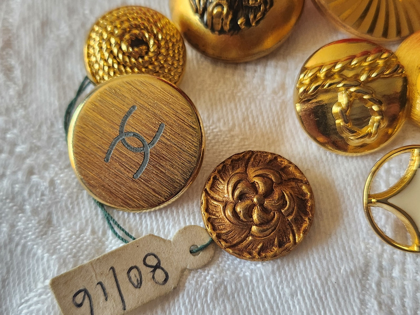 Lot 11 boutons vintage en métal doré panaché 1,5 à 2,5 cm ref 6062