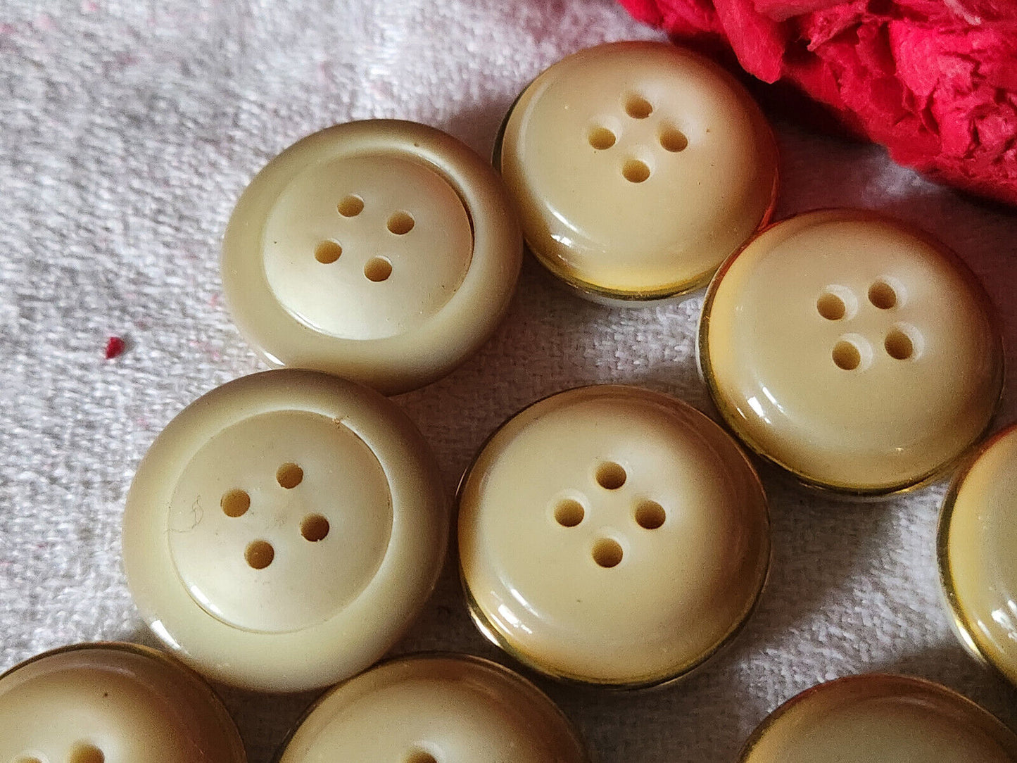 Lot 6 boutons vintage beige bombé doré à trous 2,1 cm ref 2881