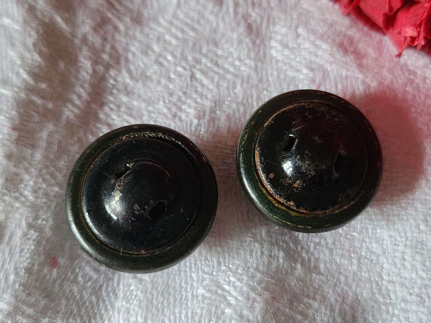 Duo boutons anciens en celluloïd cvert et violet mordoré 1,9 cm D13J