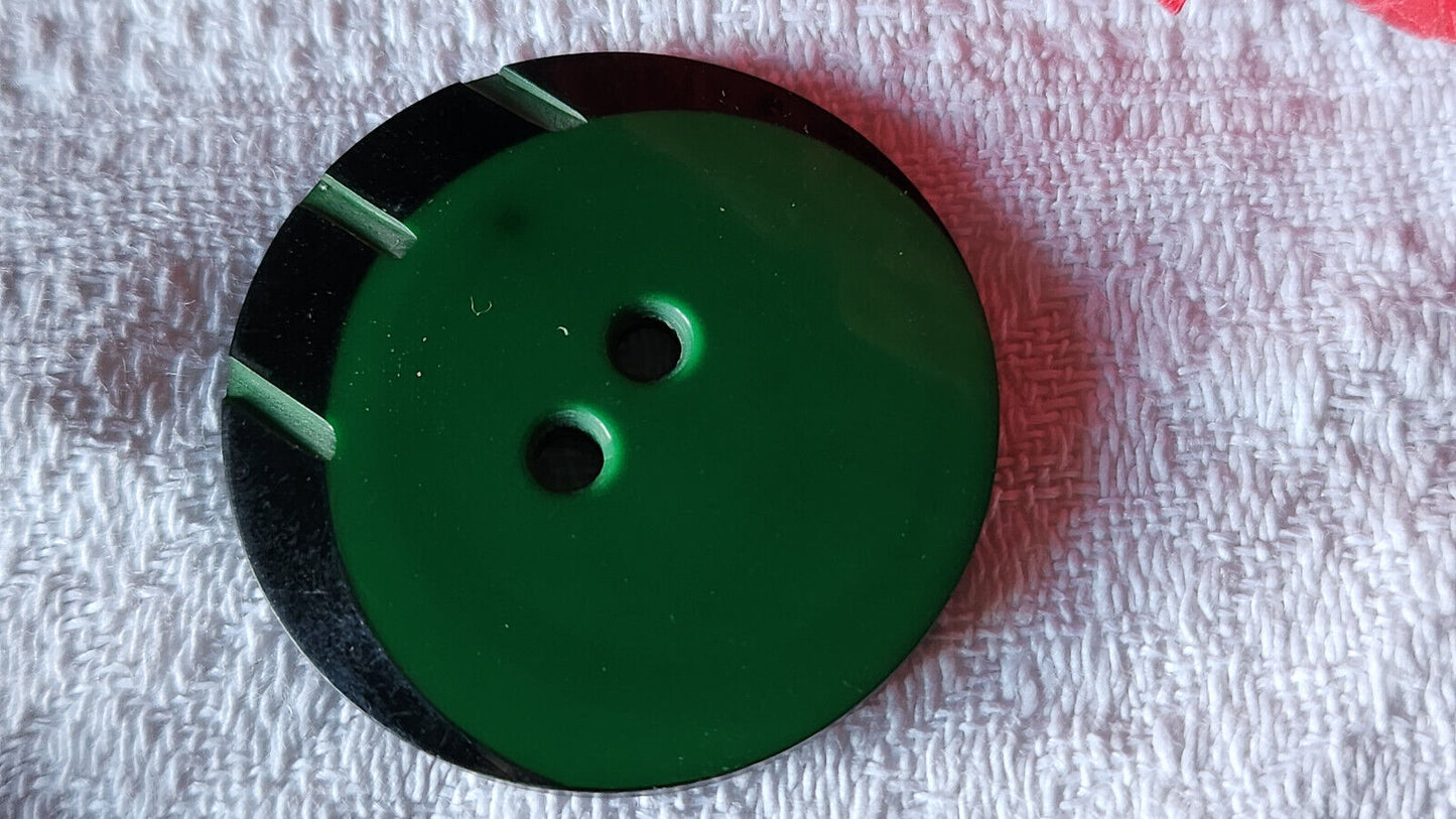 Gros bouton anciens vert et noir bicolore  3,4 cm travaillé G6K