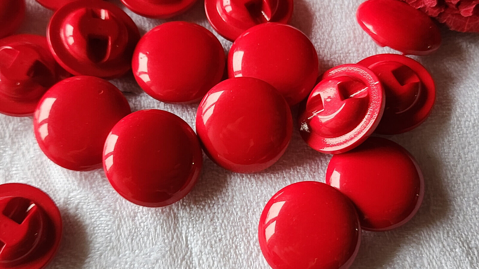 Lot 10 boutons vintage rouge à pied jolis bombé 1,8 cm ref 2301