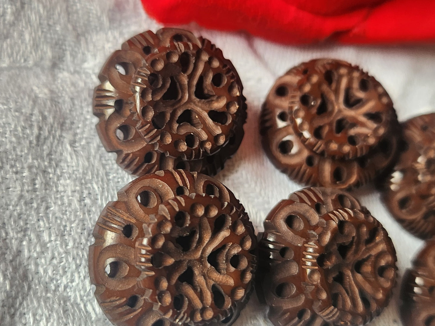 Lot 6 boutons anciens marron sculpté ajouré pied métal 2,2 cm ref 5463