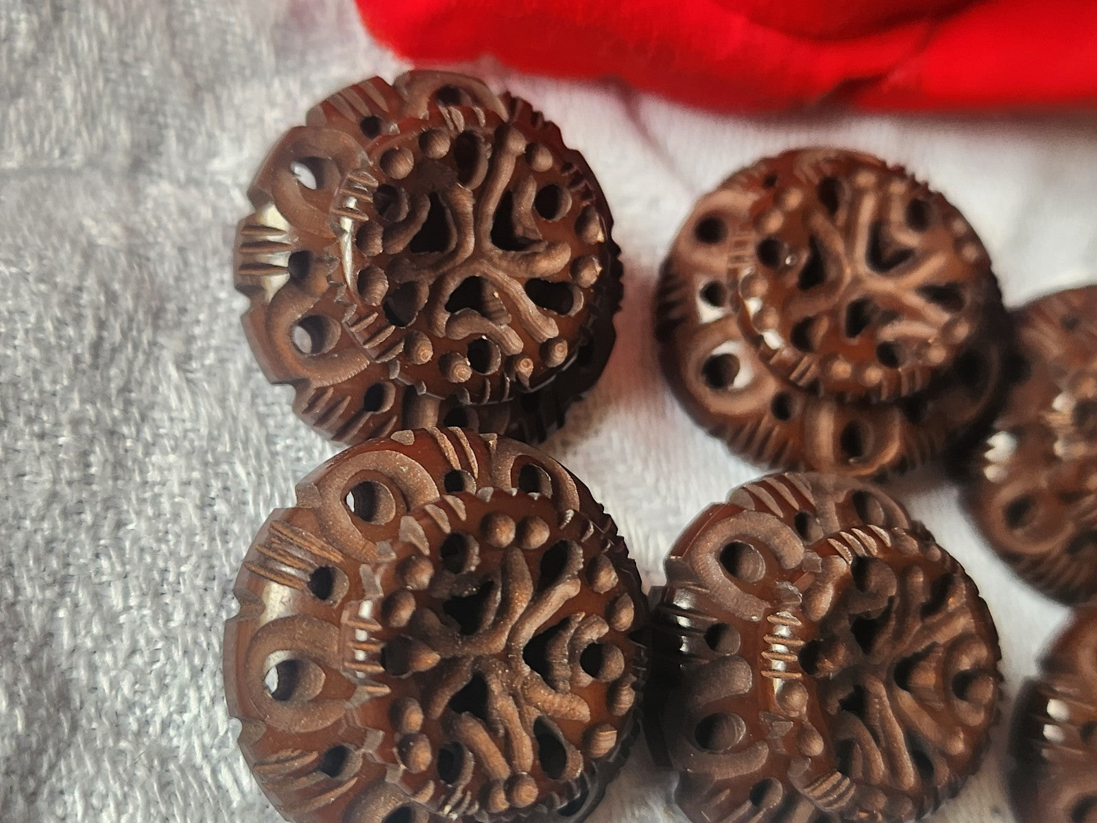 Lot 6 boutons anciens marron sculpté ajouré pied métal 2,2 cm ref 5463