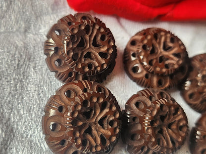 Lot 6 boutons anciens marron sculpté ajouré pied métal 2,2 cm ref 5463