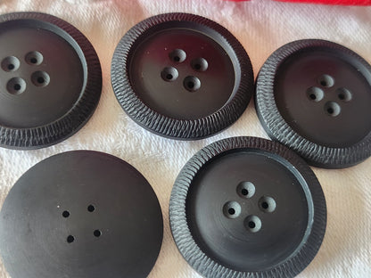 Lot 5 boutons vintage gros noir mat travaillé trous 2,8 cm ref 3963