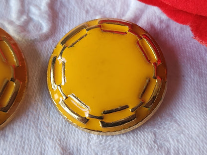 Duo gros boutons vintage en métal jaune trés leger 2,9 cm ref 3909