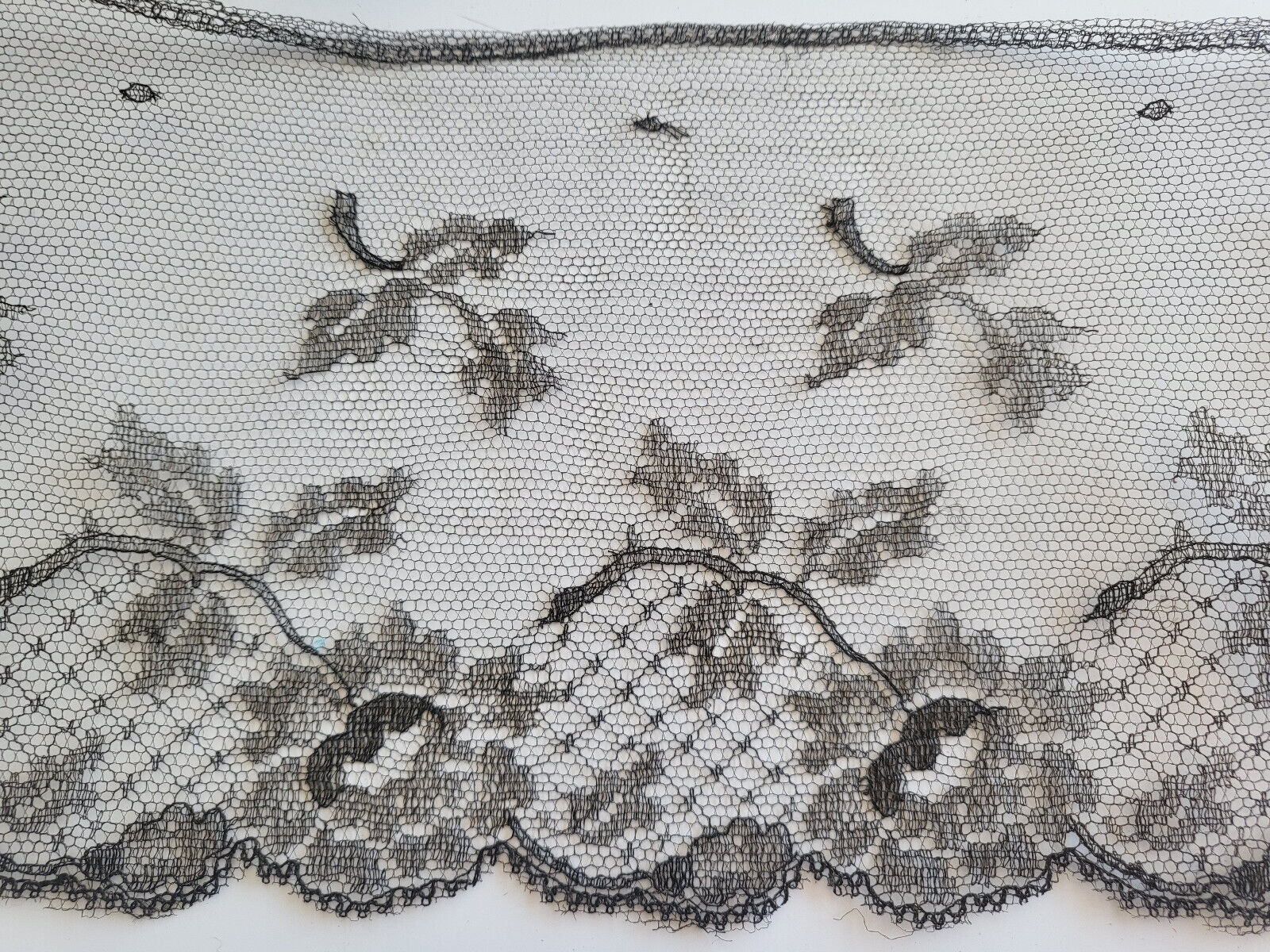 Dentelle large ancienne marron grand metrage 6 mètres 80 sur  15 cm n°7 B6