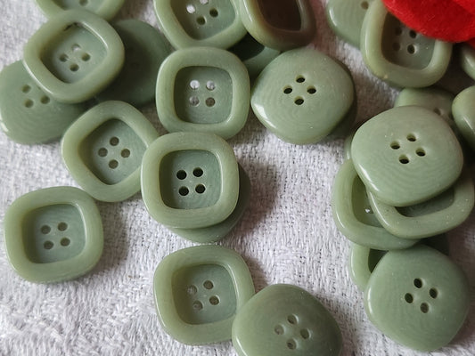 Lot 22  boutons vintage vert carré petits trous  1,4 cm ref 5753