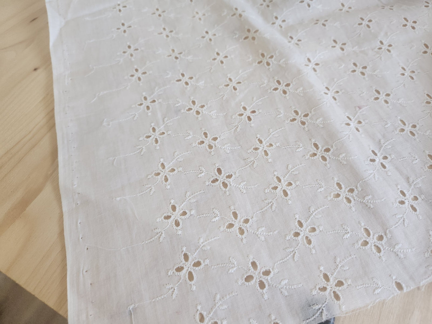 Ancien coupon de tissu vintage blanc ajouré au mini: 58 sur 131 cm B5