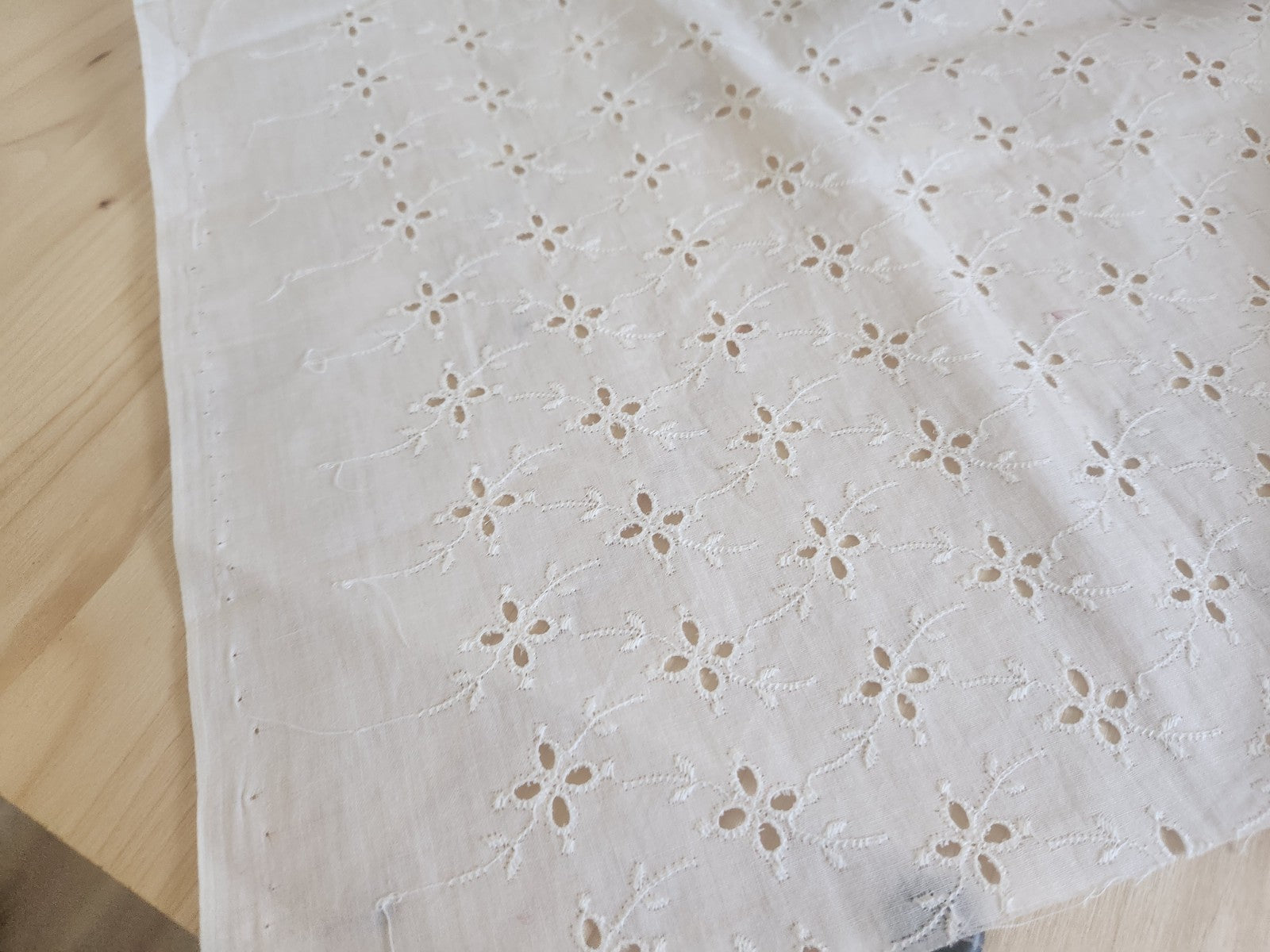 Ancien coupon de tissu vintage blanc ajouré au mini: 58 sur 131 cm B5