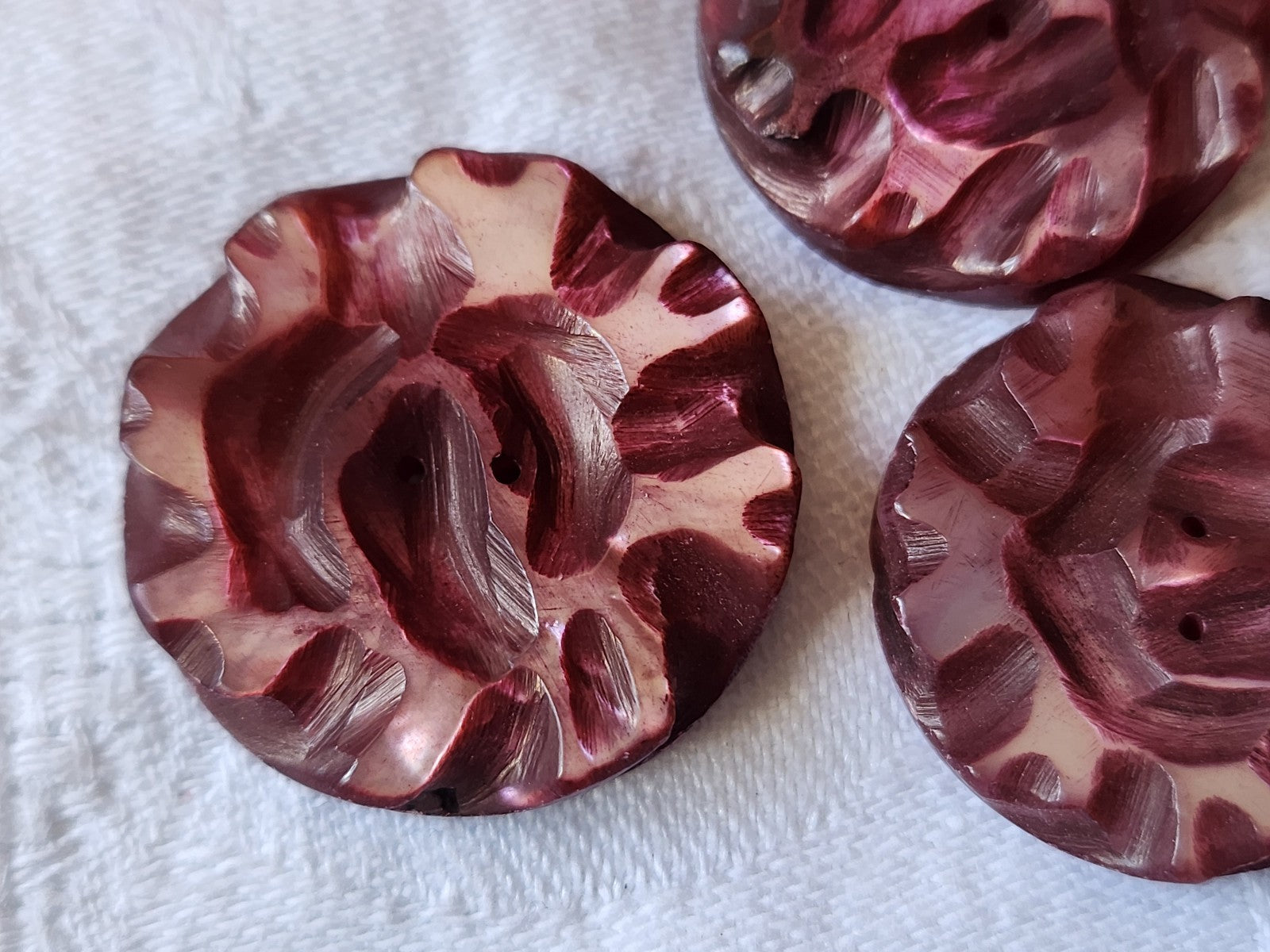 Lot 5 boutons anciens en nacre épais rose 2,5 et 2,7 cm (1 seul)  ref 3791