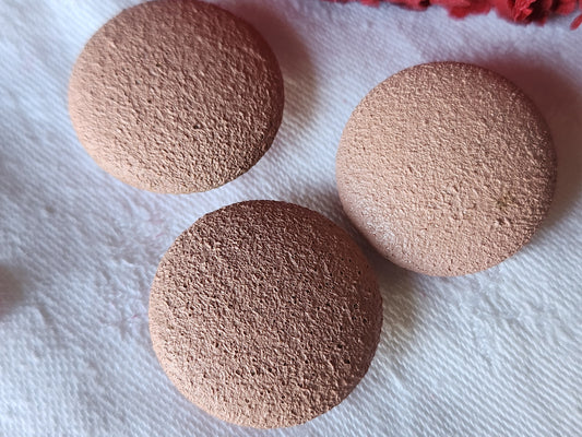 Trio  gros boutons anciens en bois rose granité 2,6 cm à pied ref 490