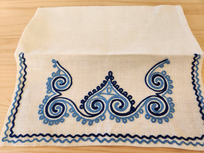 Ancien porte serviette fait main bleu broderie  neuf pochette 12 cm sur 25 cm B8