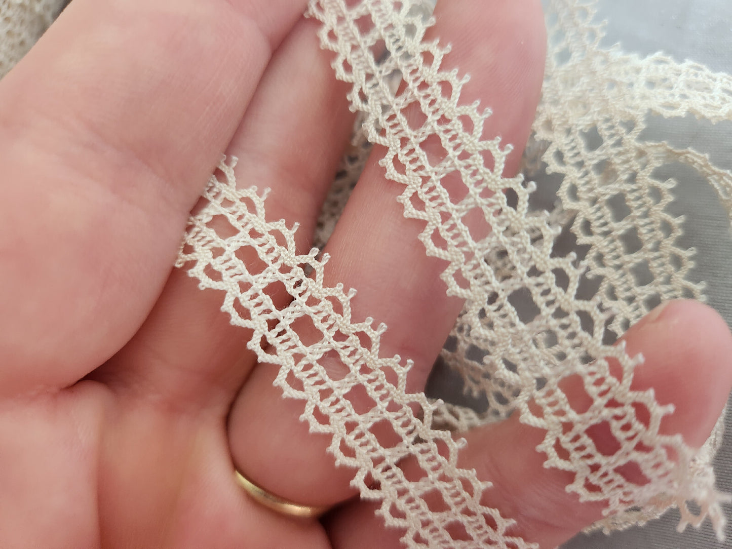 Dentelle vintage légèrement écrue 5 mètres sur 1,3 cm A2