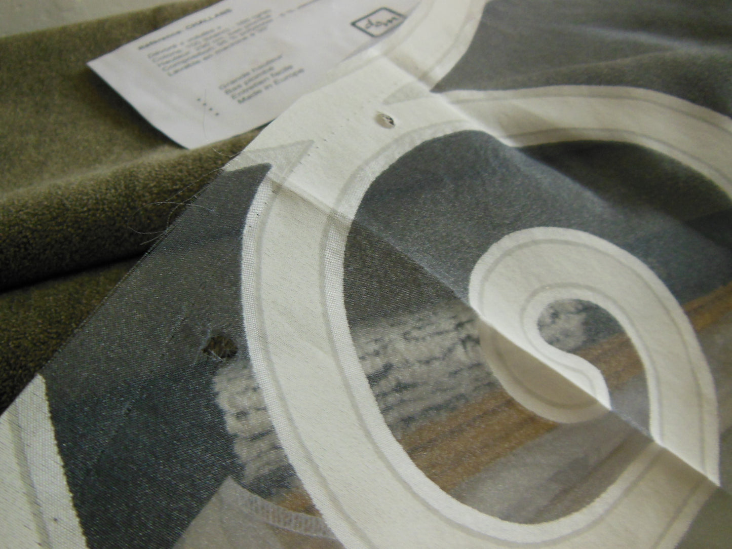 Coupon tissu superbe voilage gris arabesque  vert 1 m sur 1 m 08 B3