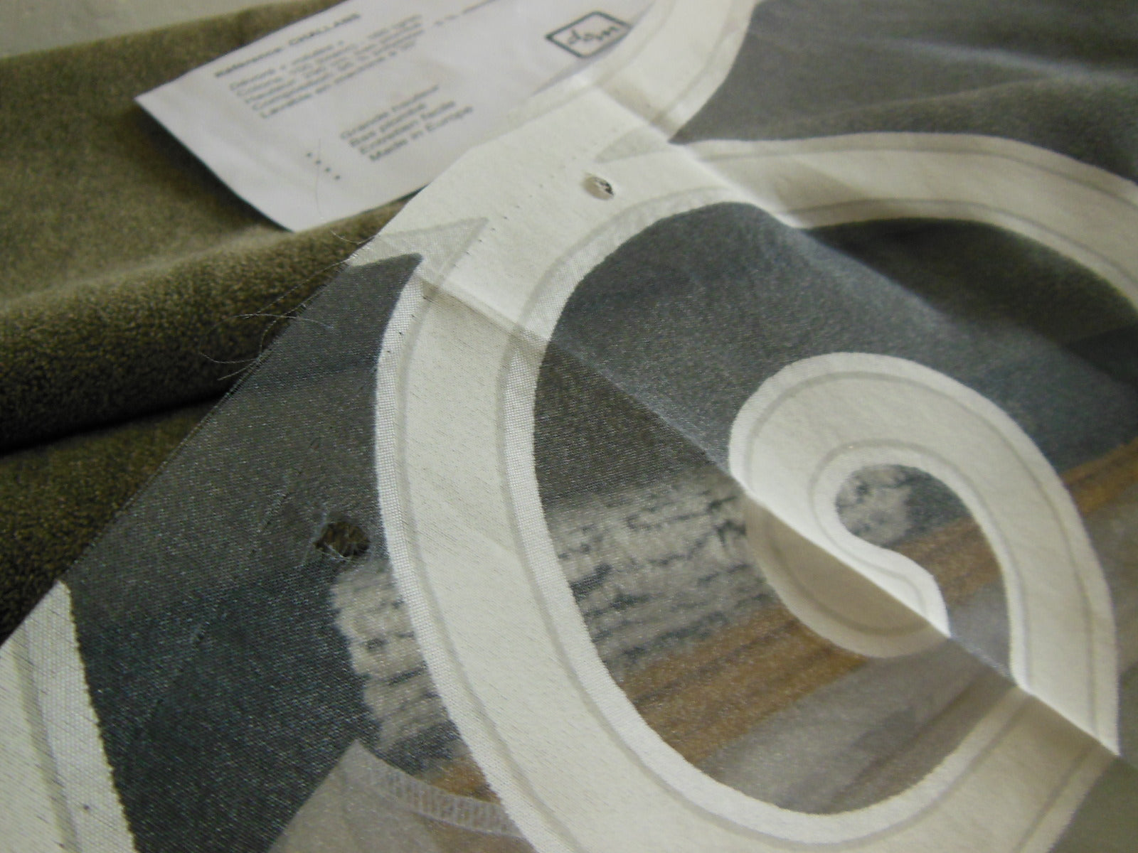 Coupon tissu superbe voilage gris arabesque  vert 1 m sur 1 m 08 B3