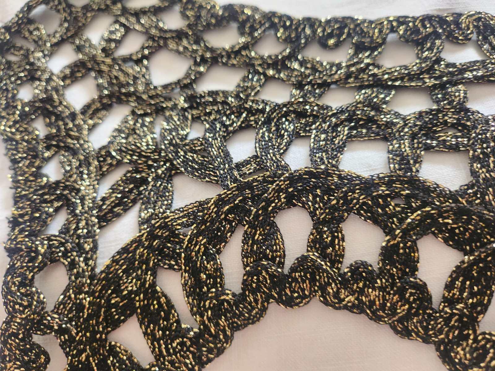 Grande encolure  vintage dentelle noir dore récup main robe soiréeevoir photo B8
